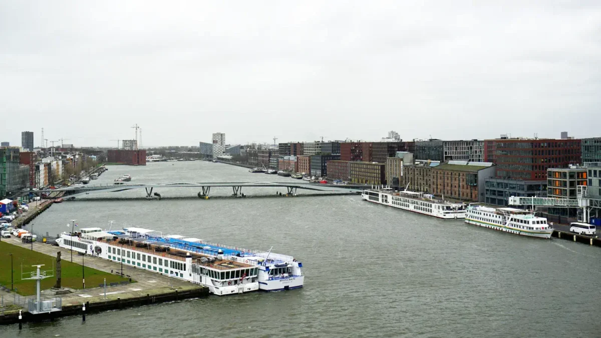 Vista di una parte del porto di Amsterdam