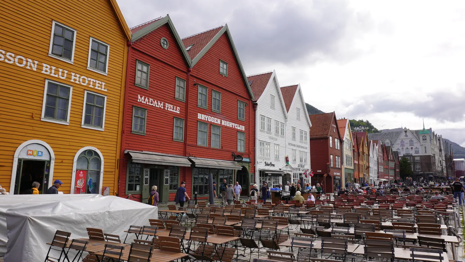 Bryggen, l'antico quartiere portuale di Bergen, colpisce per le sue case colorate in legno e per la sua storia di centro commerciale della Lega Anseatica.