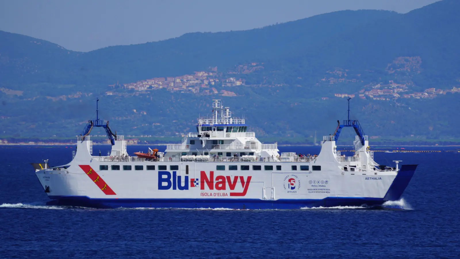 Il Traghetto Aethalia di Blu Navy viaggia tra Piombino e Portoferraio, a Isola d'Elba.