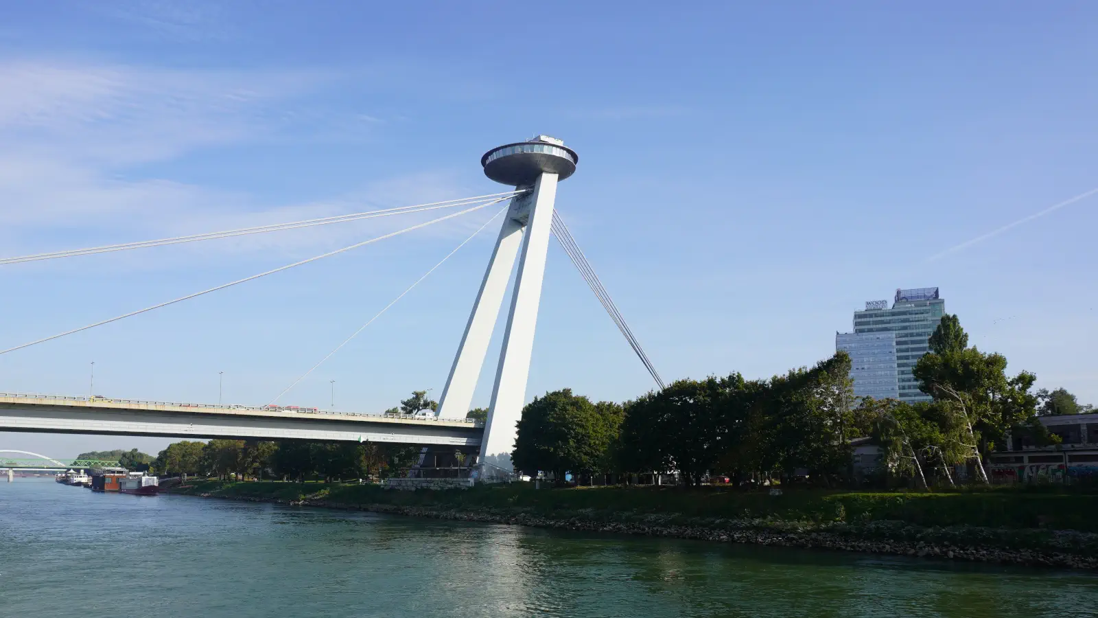 La piattaforma di osservazione degli UFO a Bratislava, sul Ponte dell'Insurrezione Nazionale.