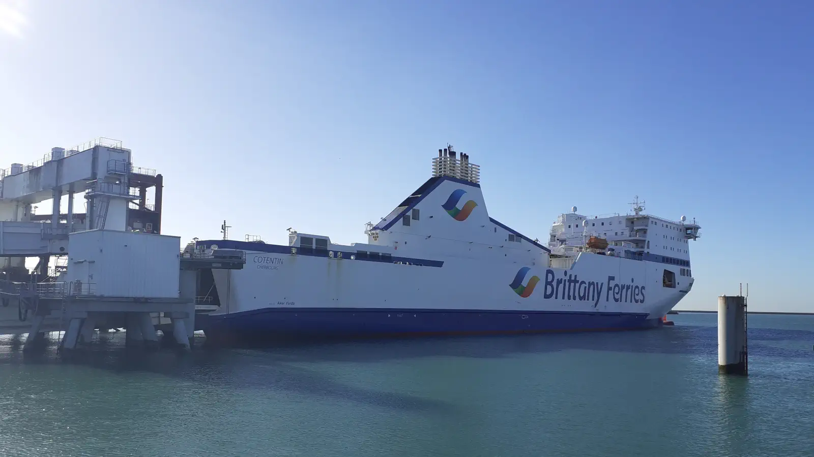 Traghetto Il Cotentin di Brittany Ferries nel porto di Le Havre.