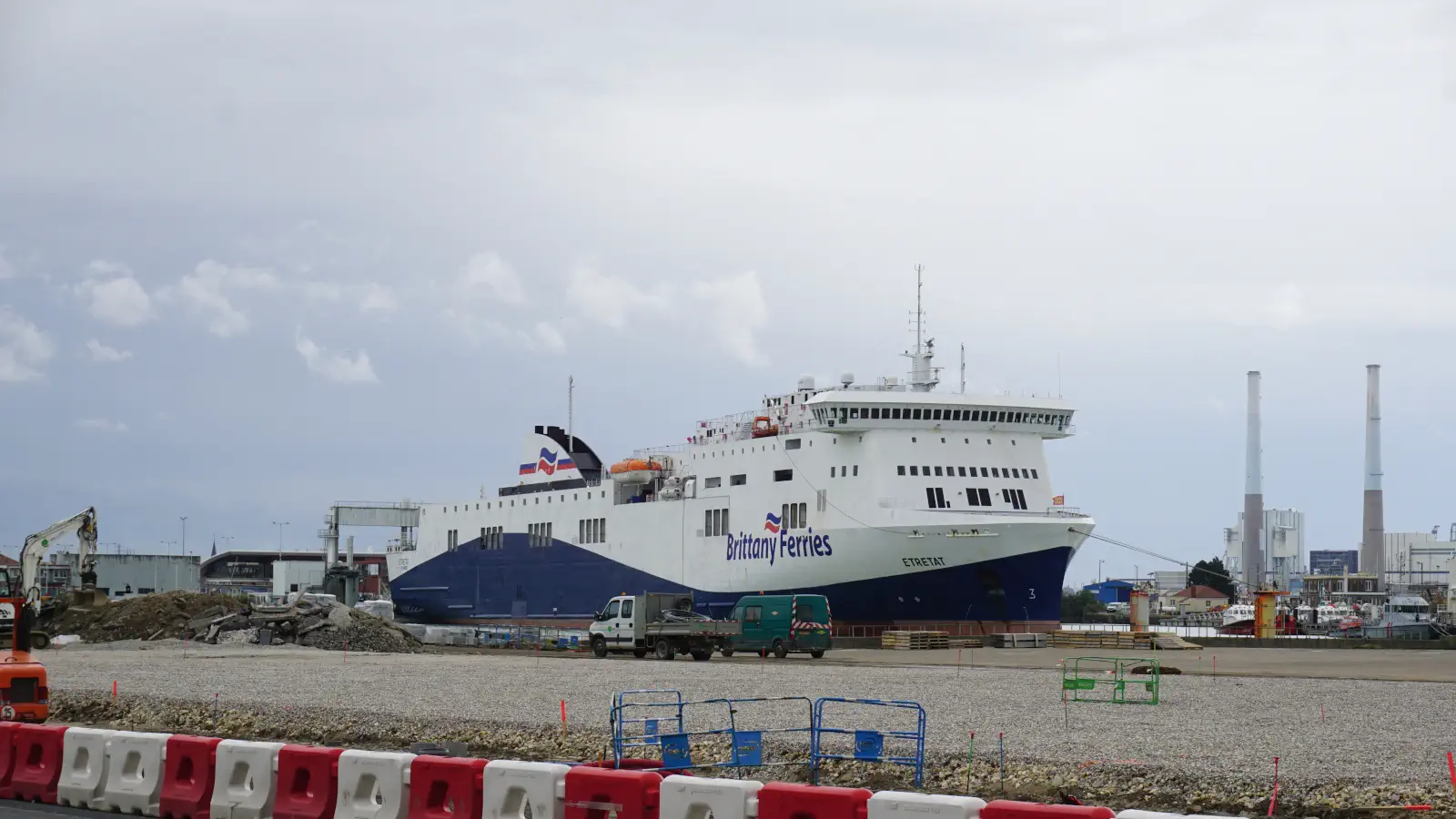 Traghetto La Brittany Ferries Etretat nel porto di Le Havre.