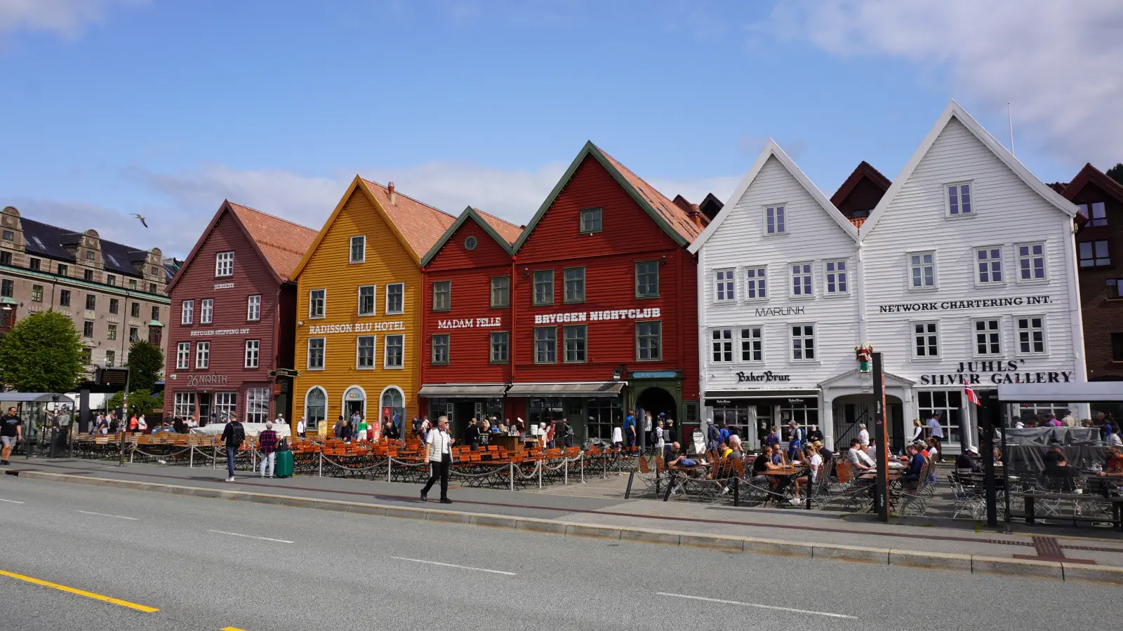 Bryggen a Bergen è uno storico quartiere portuale con case in legno colorate, dichiarato Patrimonio dell'Umanità dall'UNESCO e noto per la sua storia anseatica.