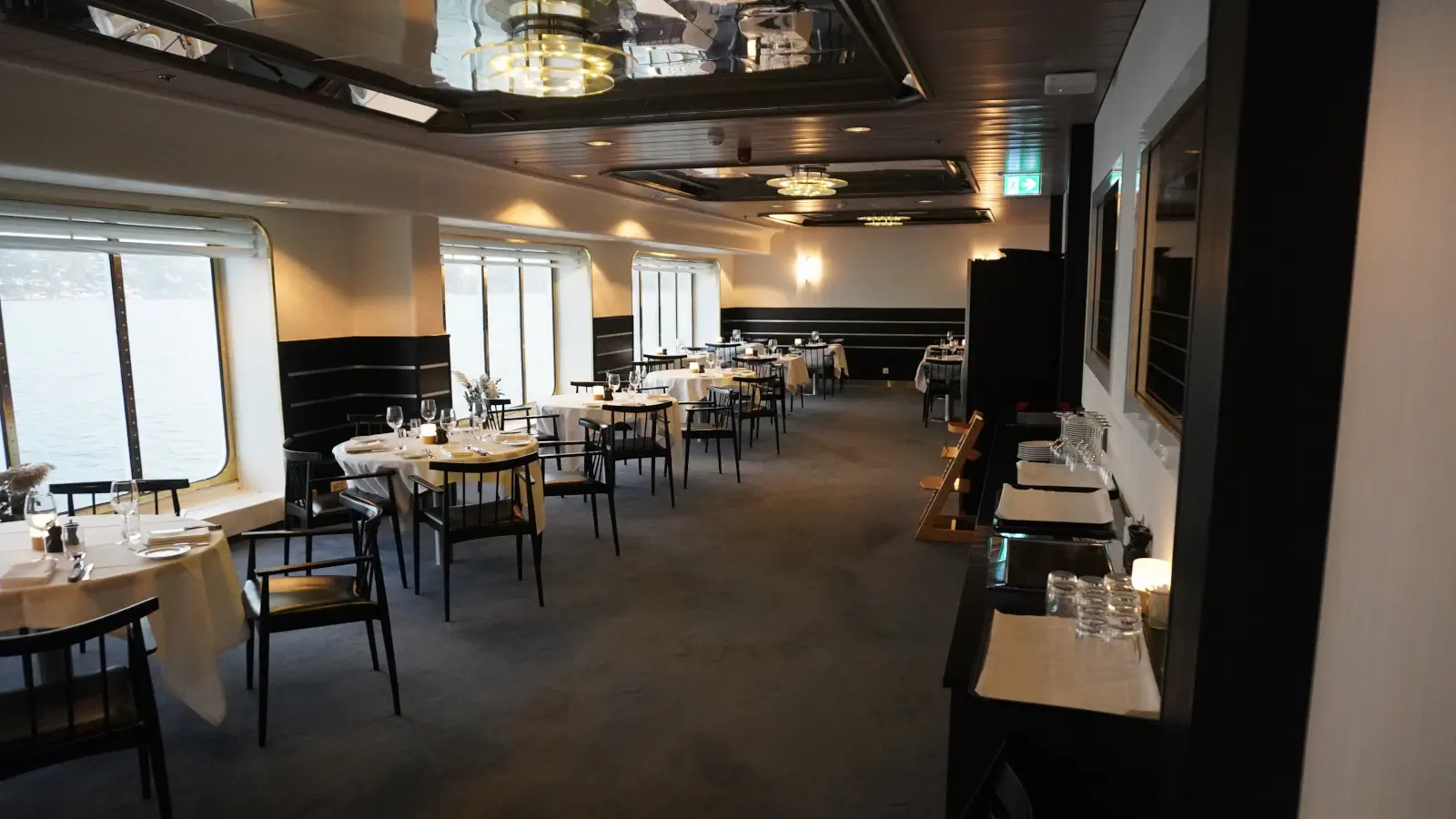 Traghetto Il ristorante Explorer della DFDS Crown Seaways.
