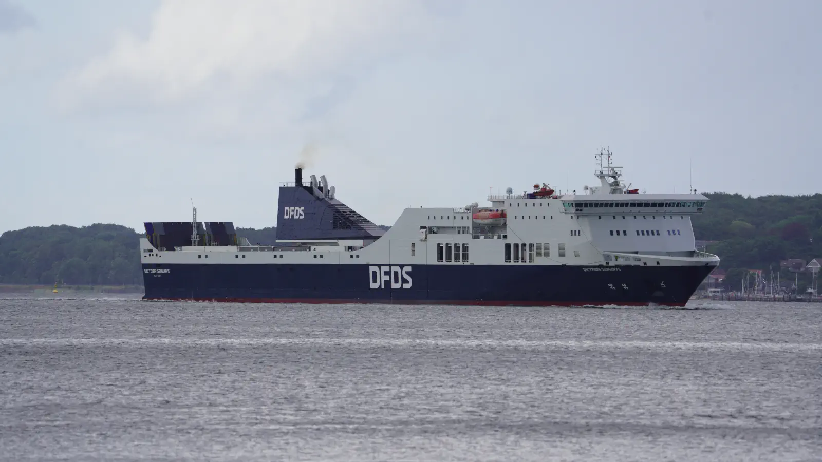 Traghetto Il DFDS Seaways in arrivo nel porto di Kiel.