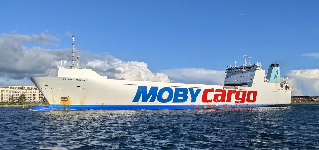 Traghetto Anche la nave Hansa Destinations Eliana Marino, noleggiata da Moby Cargo, è stata utilizzata a bordo della rotta Rostock-Nynashamn. Tuttavia, veniva utilizzata solo per il trasporto merci. 