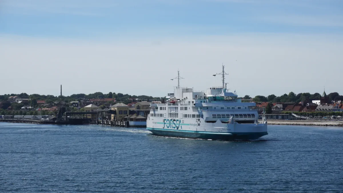 Traghetto La Tycho Brahe lascia il porto dei traghetti di Helsingör per raggiungere Helsingborg in Svezia.