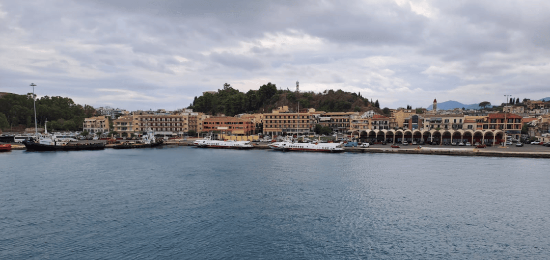 Traghetti ad alta velocità Corfù-Saranda nel porto di Corfù