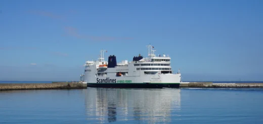 Il traghetto Scandlines MS Deutschland lascia il porto di Puttgarden a Fehmarn.