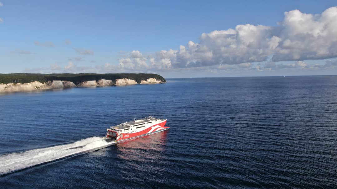 Skane Jet davanti alle scogliere di gesso a Rügen