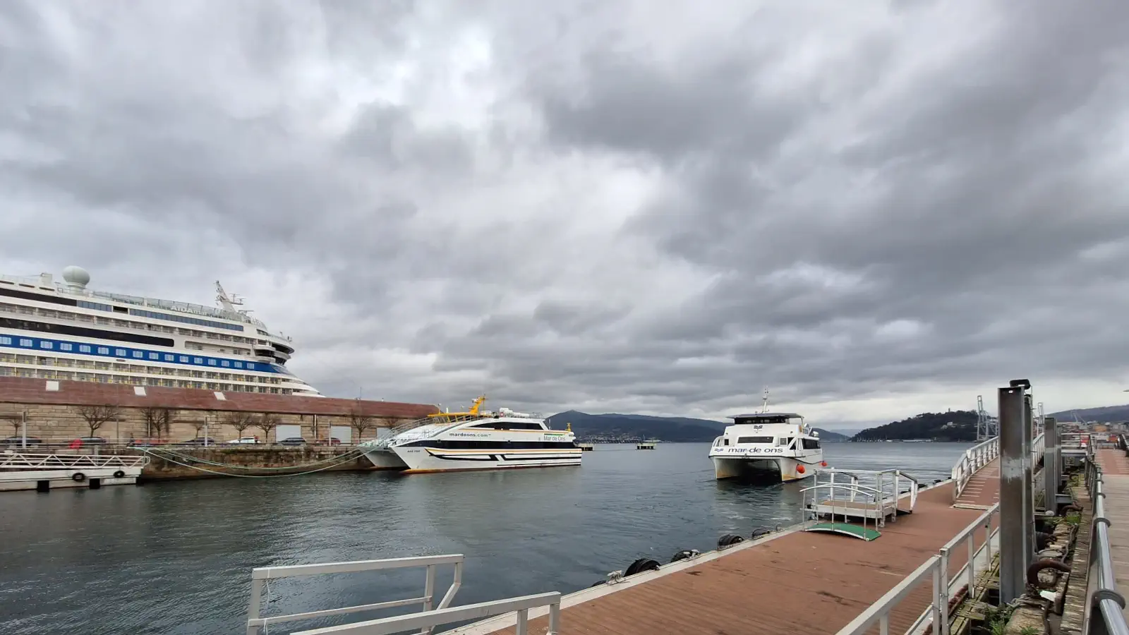 Traghetti alle isole Cies nel porto di Vigo.
