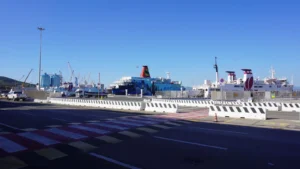 Piombino Vista dell'attracco dei traghetti nel porto di Piombino. Da qui partono i traghetti per l'Elba, la Corsica, Pianosa e la Sardegna.