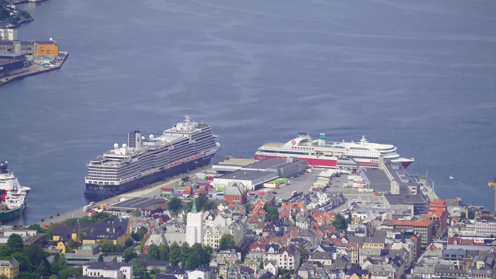 Vista del porto dei traghetti e delle crociere a Bergen.