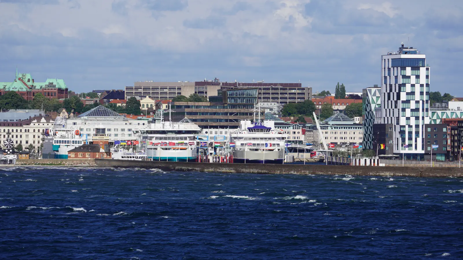Il porto di Helsingborg con i traghetti Aurora e Tycho Brahe.