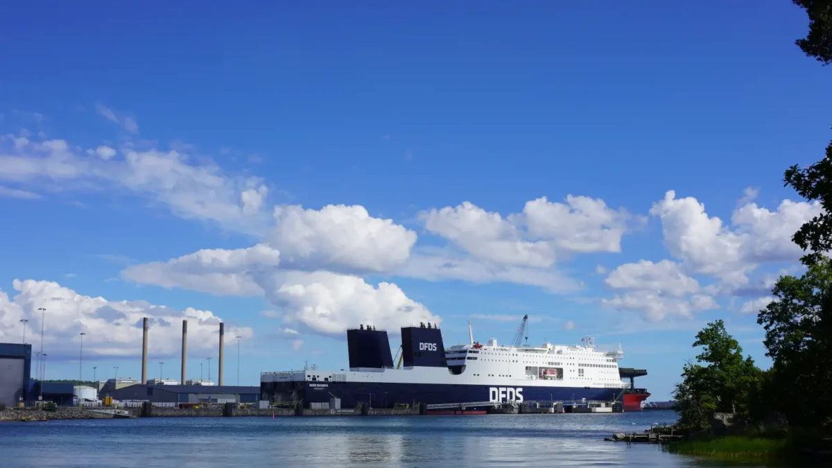 Traghetto La DFDS Aura Seaways è ormeggiata nel porto di Karlshamn.
