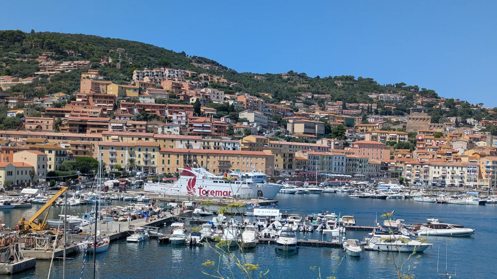 Blick auf den Hafen von Porto Santo Stefano in Italien.