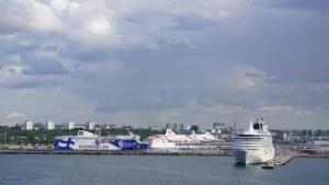 Crociera e traghetto nel porto di Tallinn. Traghetti Qui attraccano anche le navi da crociera.