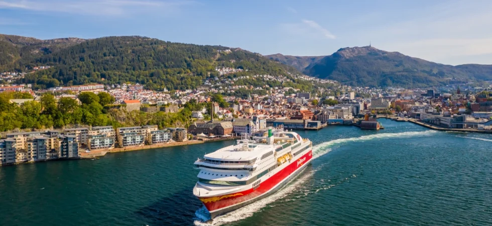 Il traghetto MS Bergensfjord della Fjord Line parte da Hirtshals e, passando per Kristiansand e Stavanger, arriva a Bergen.
