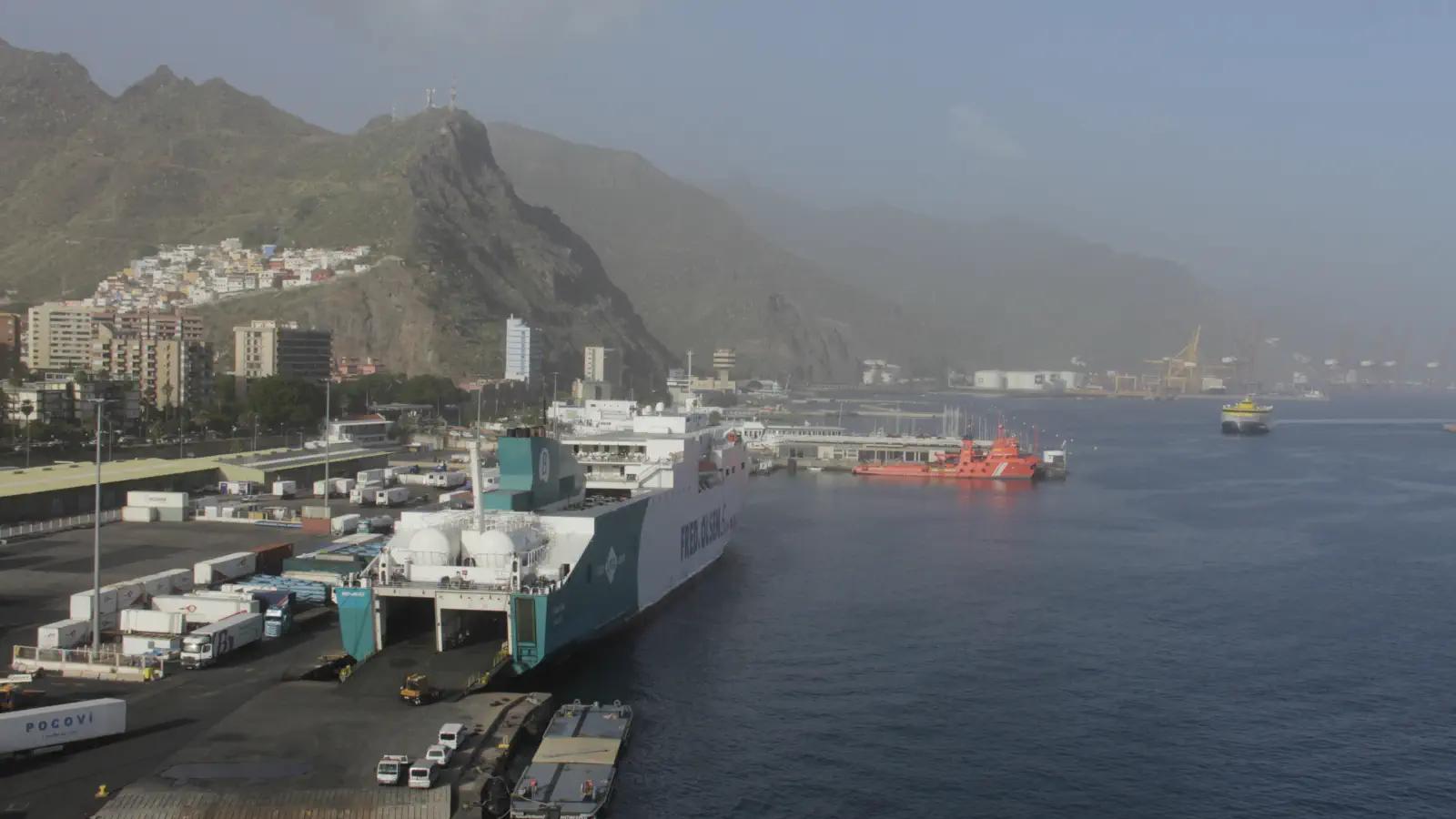 Traghetto Balearia Il Marie Curie, da a Fred. La Olsen viene noleggiata nel porto di Santa Cruz de Tenerife.