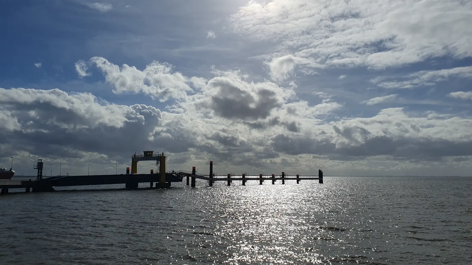 Dal terminal dei traghetti FRS Helgoline di Brunsbüttel, il viaggio continua via Cuxhaven fino a Helgoland o ritorno ad Amburgo.
