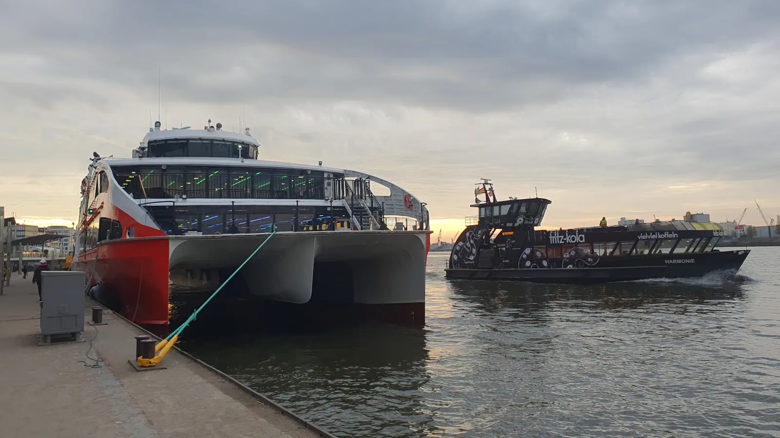 L'Halunder Jet prima di salpare per Helgoland nel porto di Amburgo.