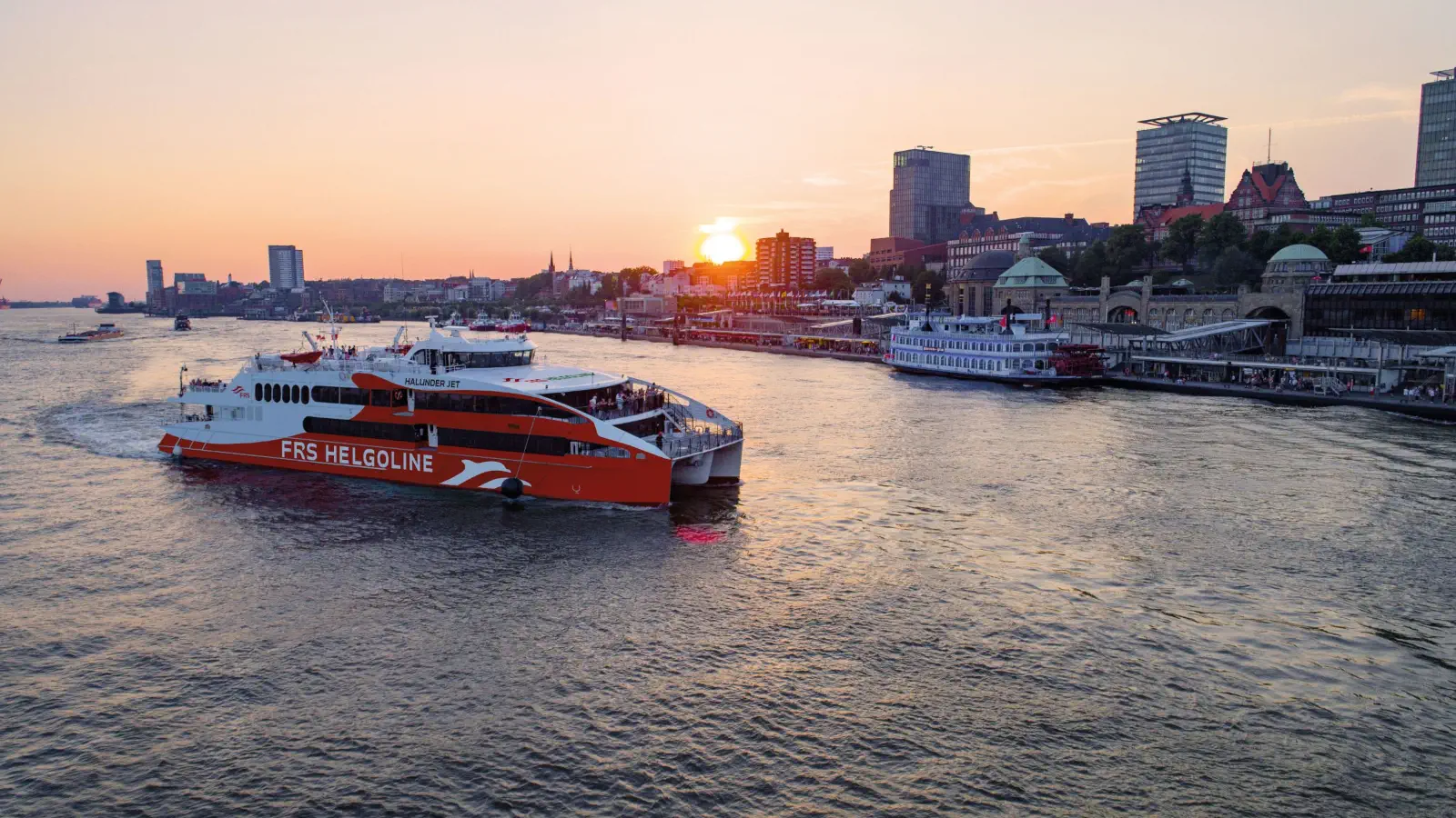 L'Halunder Jet al tramonto prima di attraccare nel porto di Amburgo.