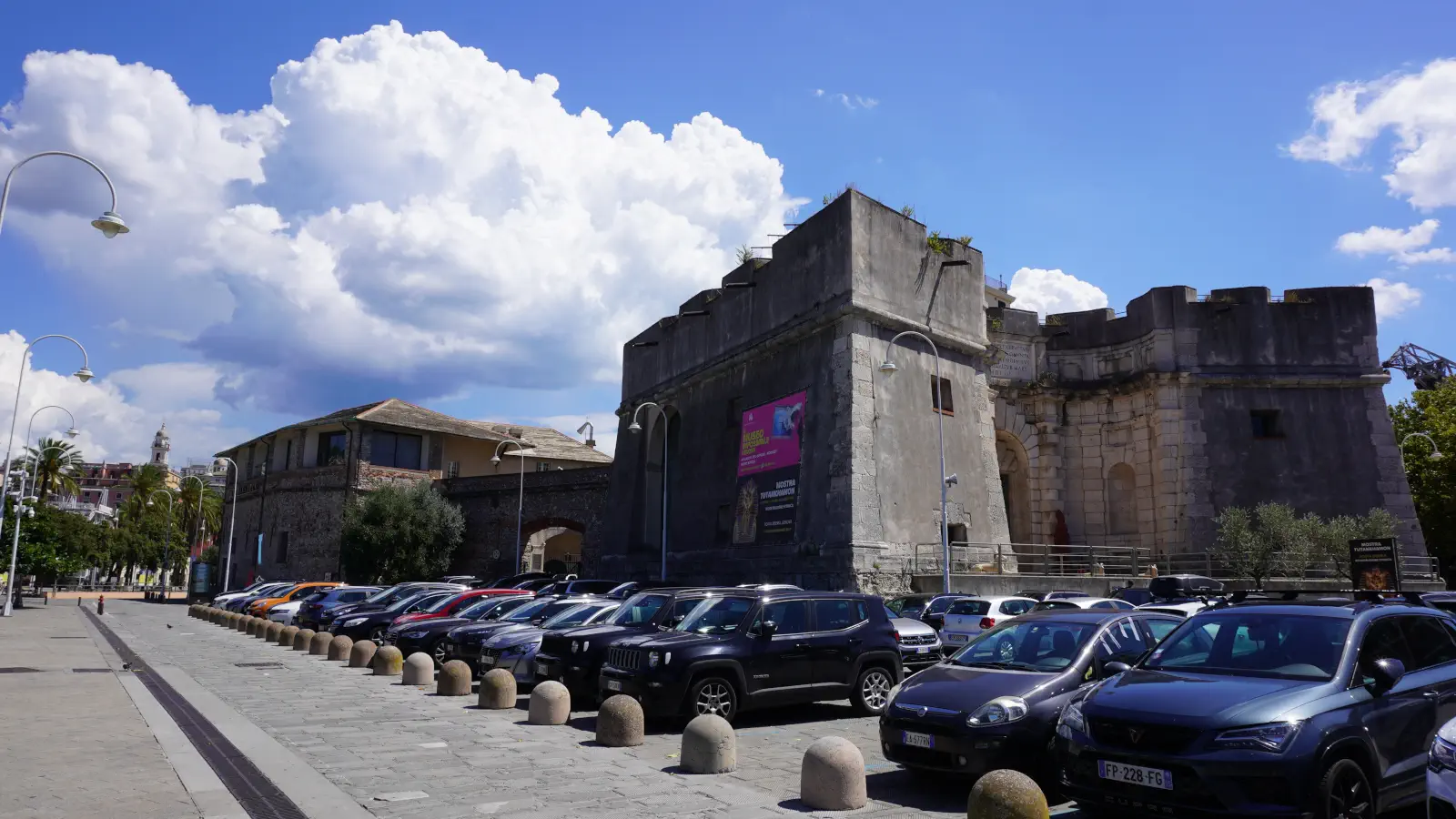 Questa è una parte delle fortificazioni del porto vecchio, la cosiddetta Porta del Molo, a Genova.