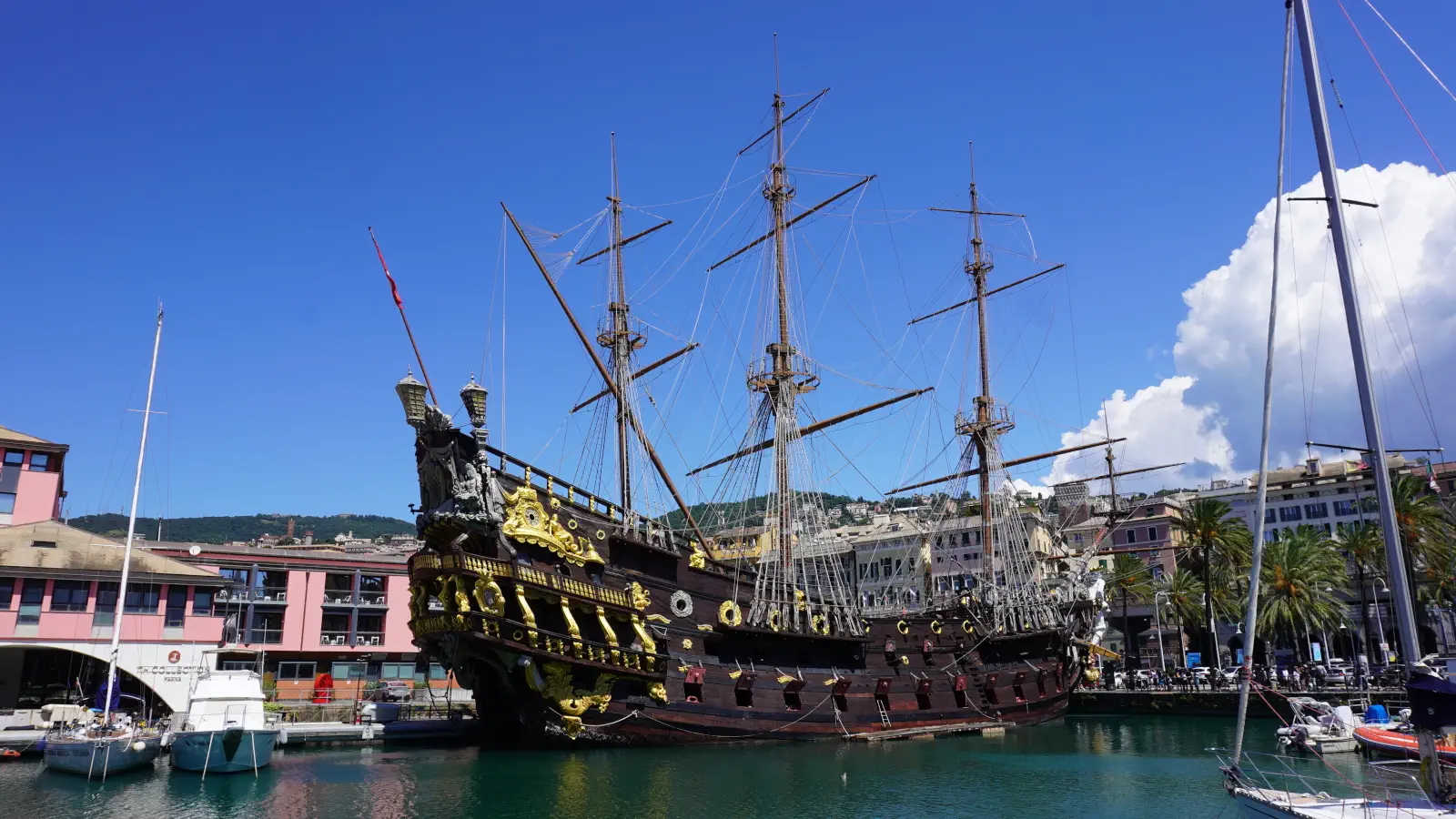 Vista della replica del galeone spagnolo Neptune nel porto di Genova.