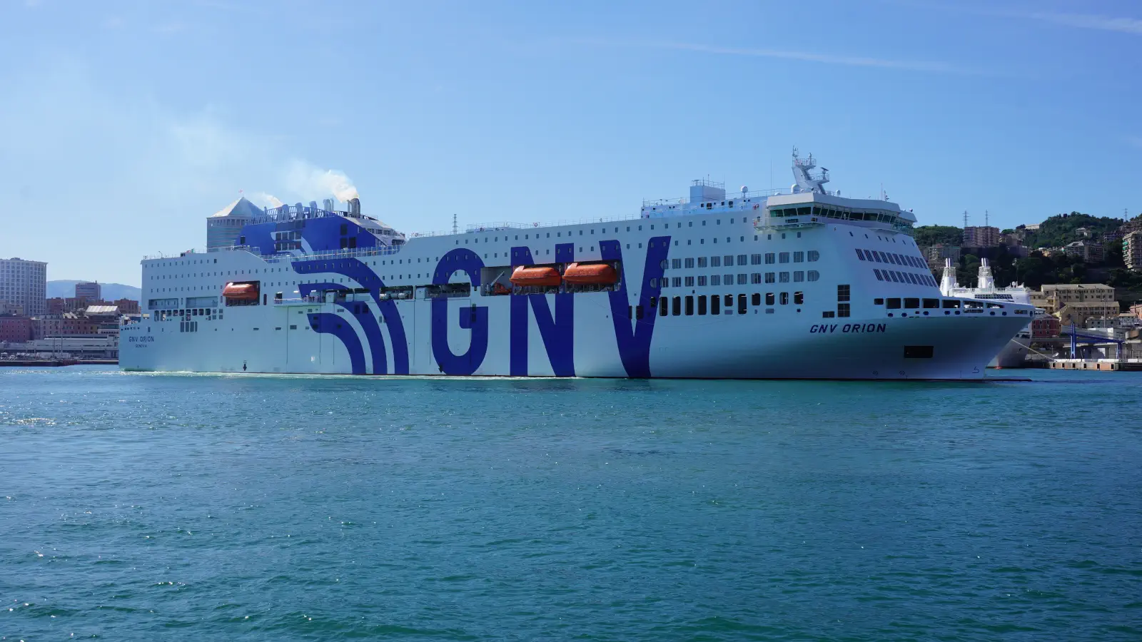 Il nuovo traghetto GNV Orion attracca nel porto di Genova.