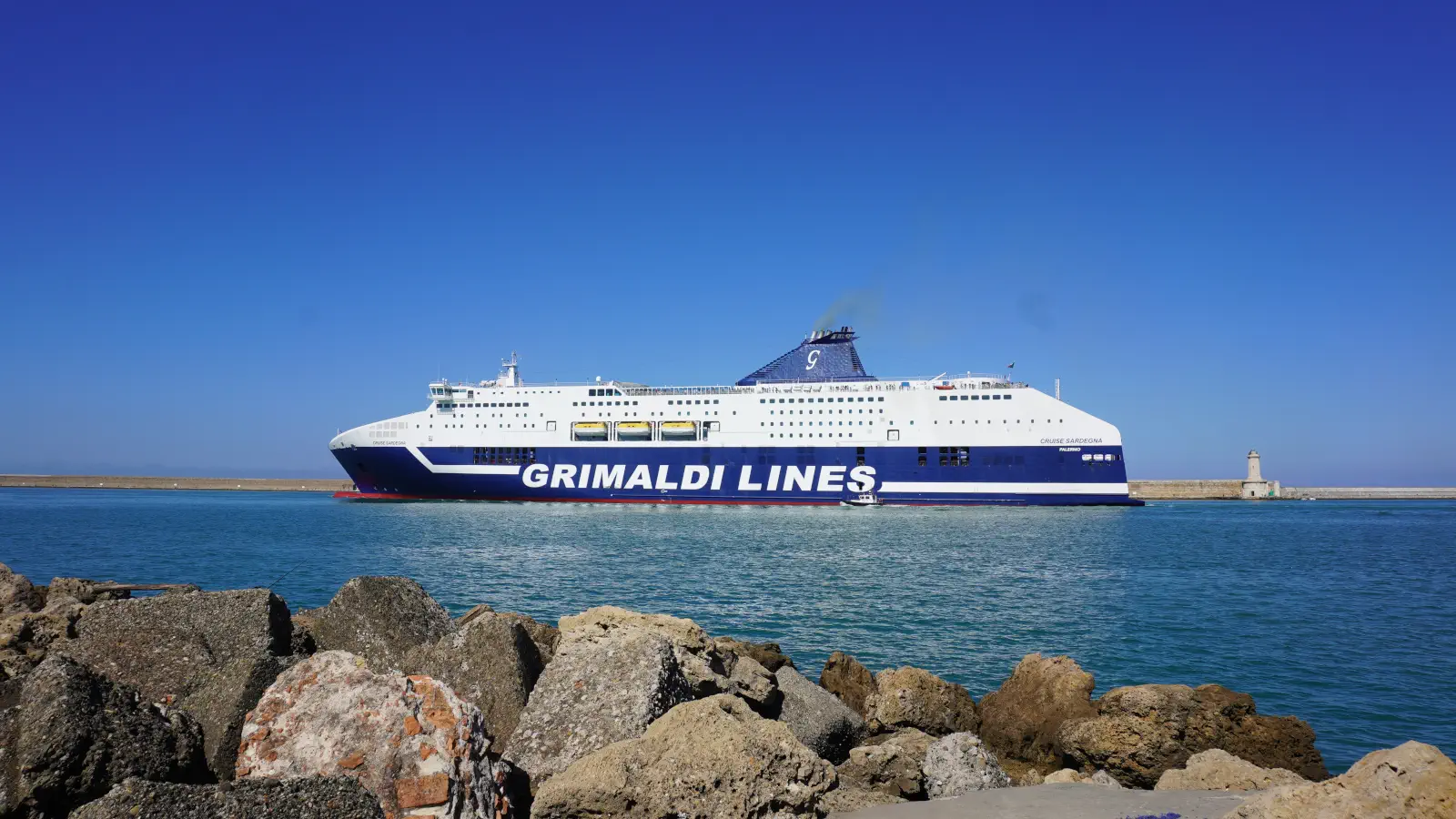 Il Traghetto Cruise Sardegna di Grimaldi Lines parte dal porto di Livorno.