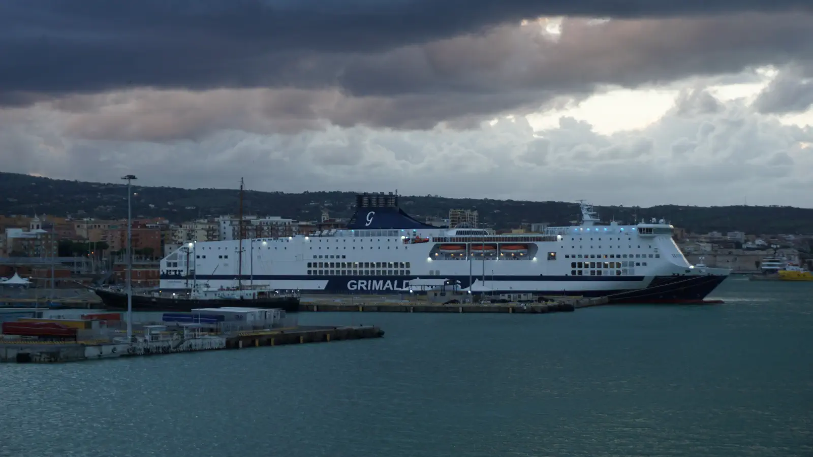 Traghetto La nave da crociera Bonaria di Grimaldi Lines nel porto di Civitavecchia.