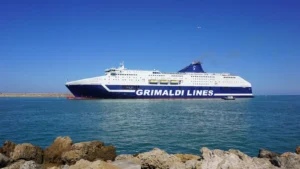 Linee Grimaldi Il traghetto MV Cruise Sardegna di Grimaldi Lines viaggia tra Livorno e Olbia, a bordo dell'isola di Sardegna.