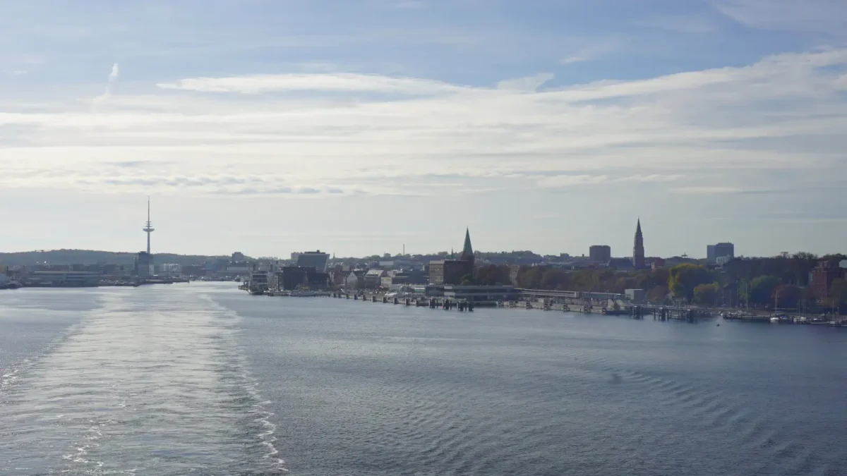 KielVista dal fiordo di Kiel alla città portuale.