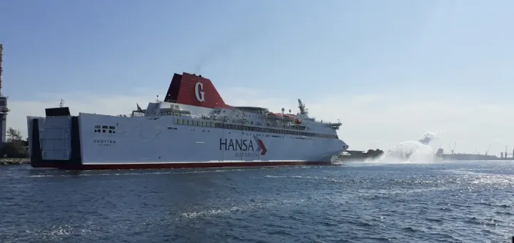 La MS Drotten di Hansa Destinations arriva al porto di Rostock