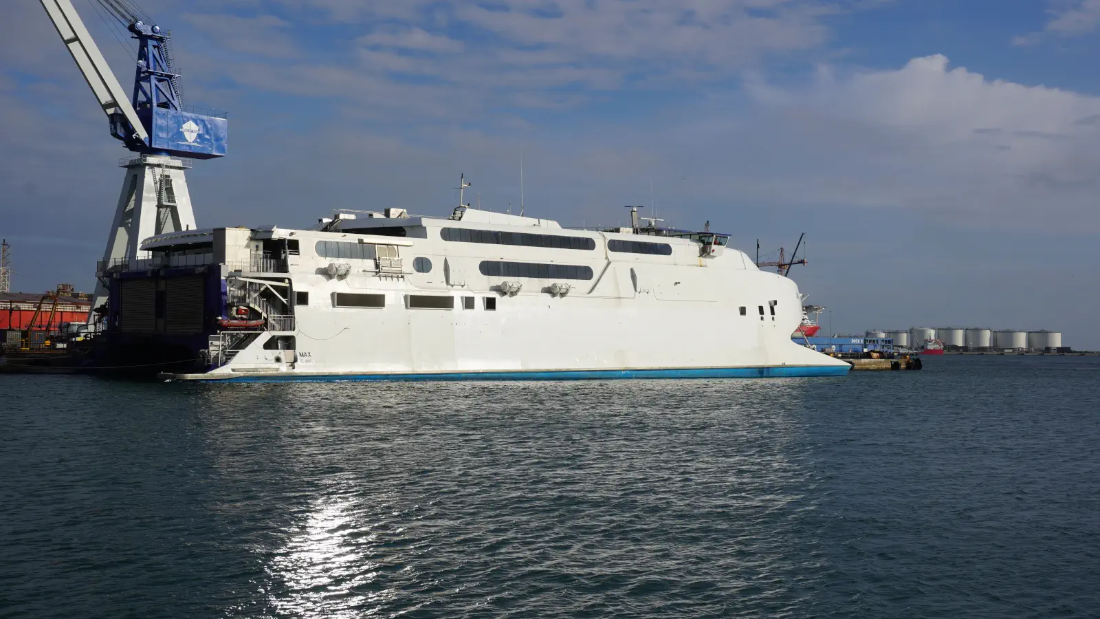 Il traghetto veloce HSC Max nel porto di Frederikshavn (Danimarca).