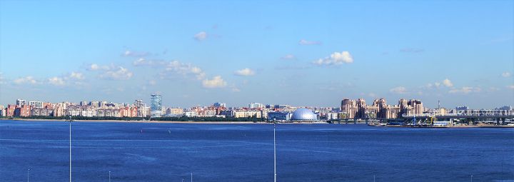 Vista panoramica dello skyline di San Pietroburgo da una nave da crociera