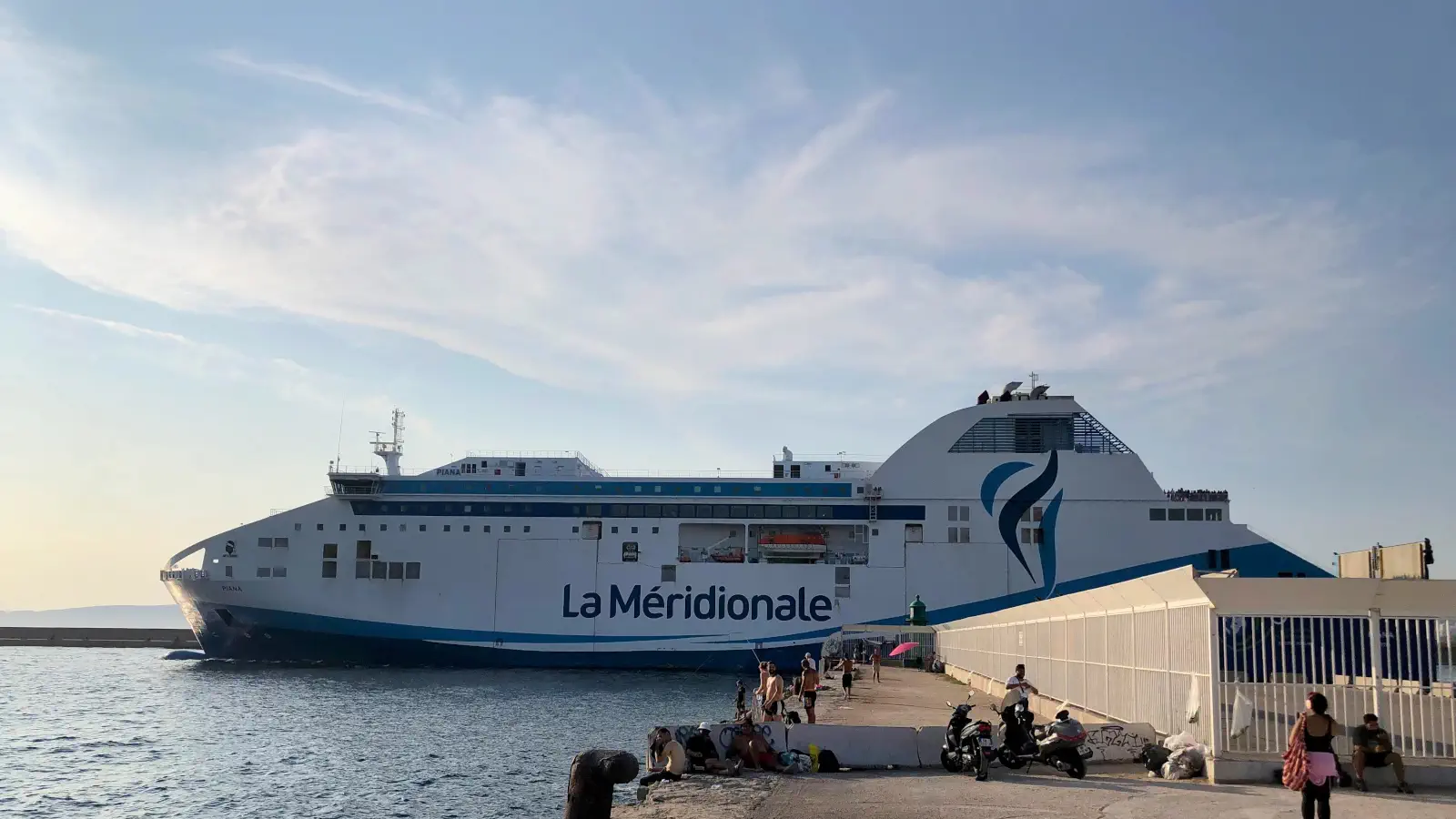 Traghetto La Meridionale La Piana lascia il porto di Marsiglia alla volta di Ajaccio, in Corsica.