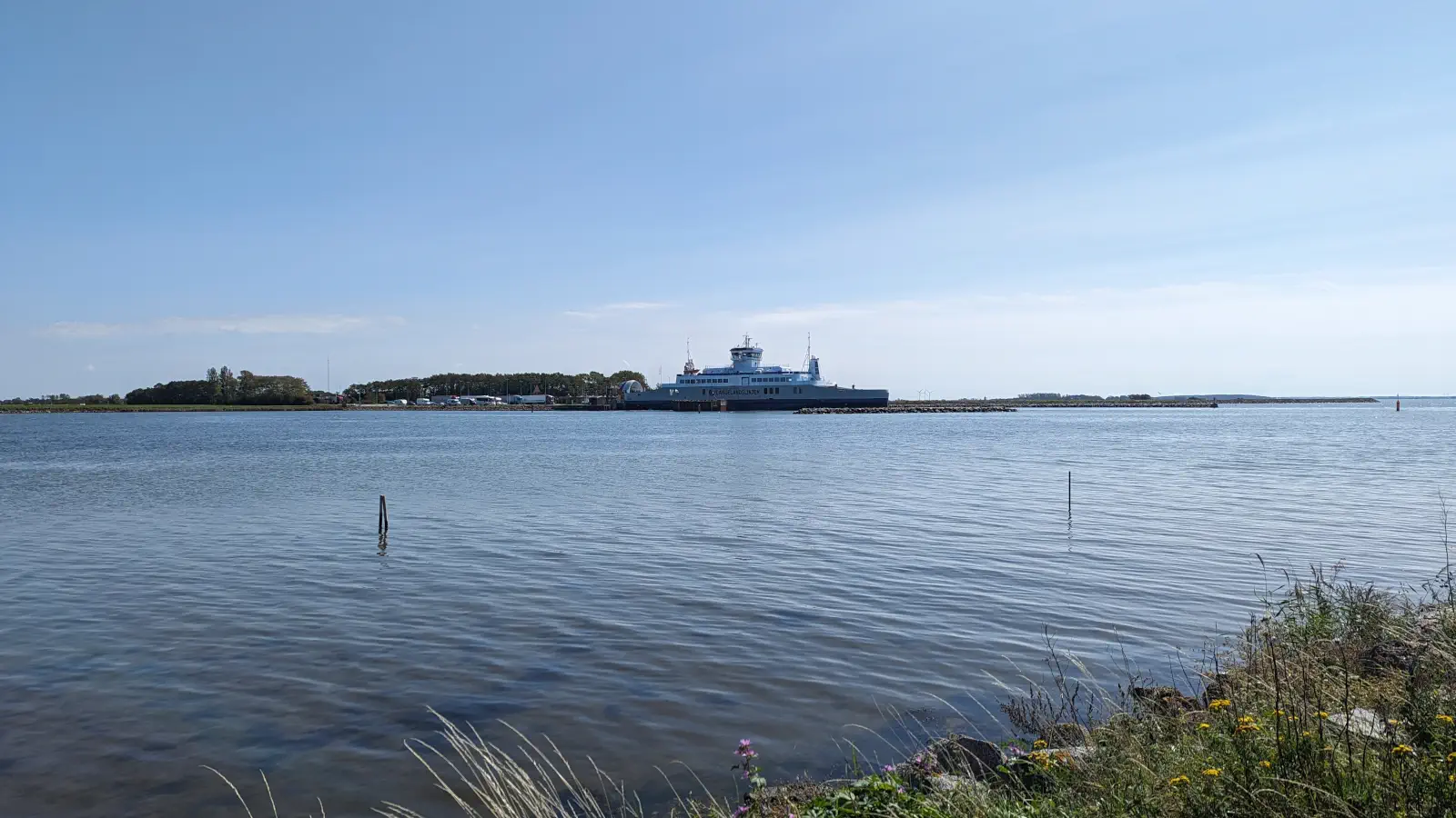 Traghetto Il Langelandslinjen MF Lolland nel porto di Tars.