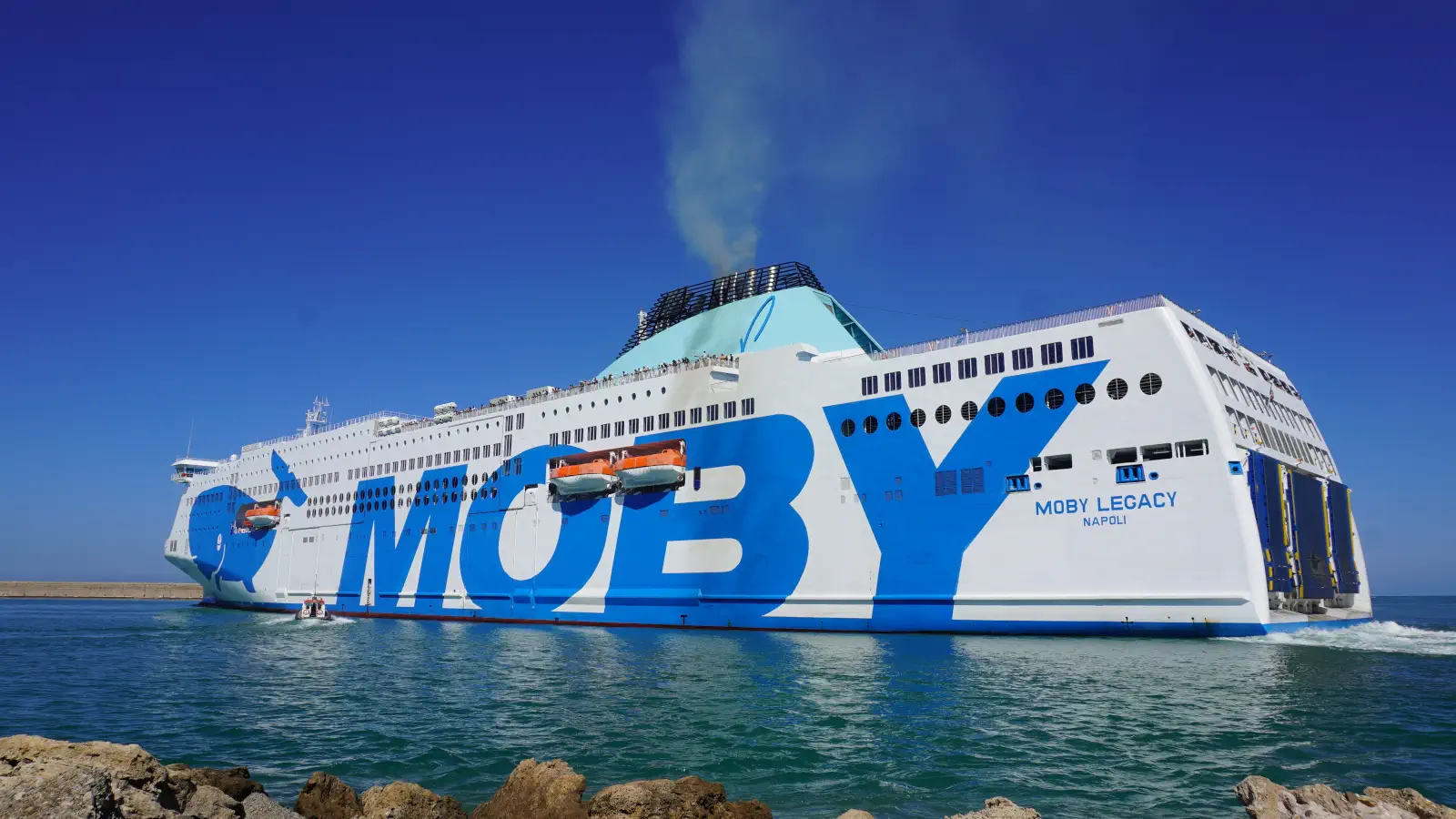 Il traghetto Moby Lines Moby Legacy lascia il porto di Livorno.
