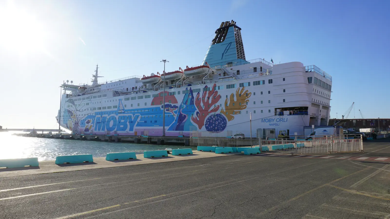 Il Traghetto Moby Orli di Moby Lines viene caricato nel porto di Livorno e naviga a Bastia in Corsica.