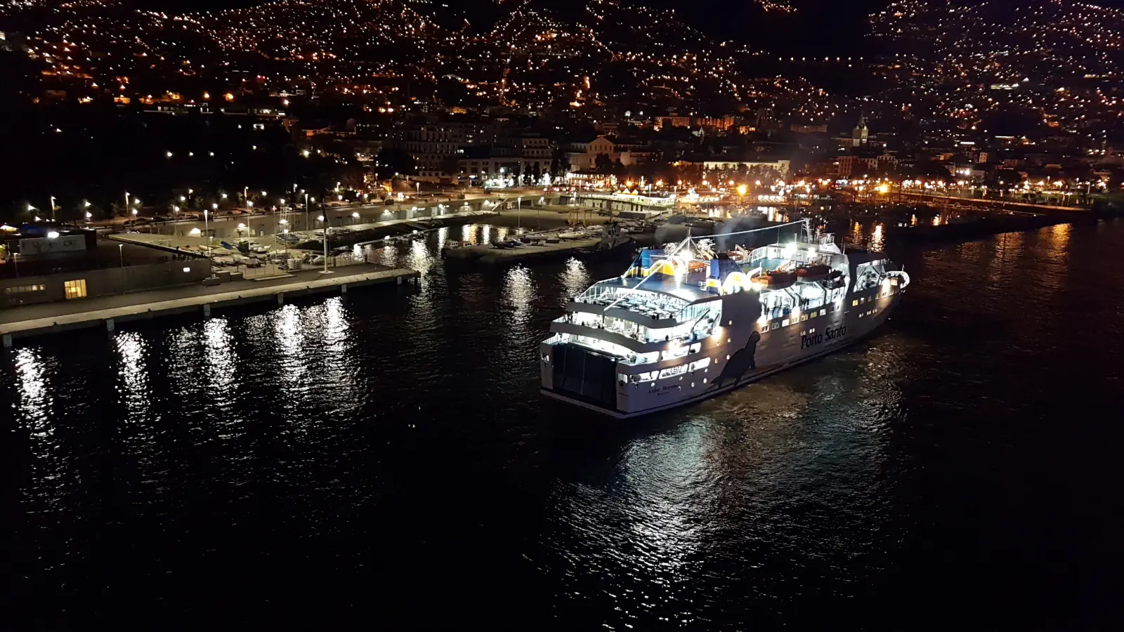 La nave Traghetto Lobo Marinho della Porto Santo Line arriva nel porto di Funchal a Madeira in serata.