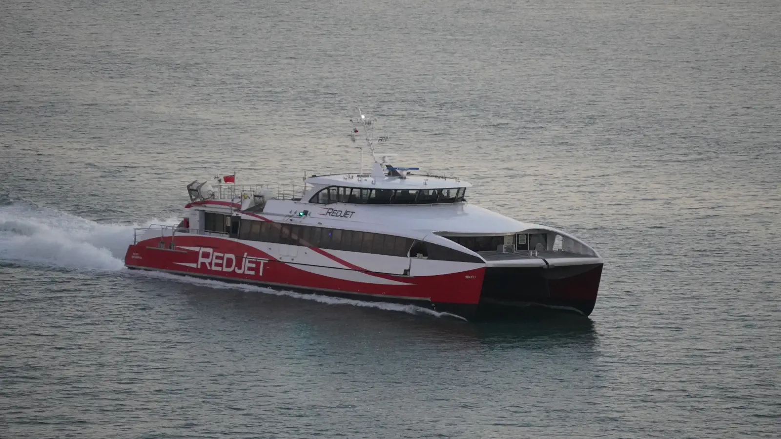 Il Red Jet 7 di Red Funnel fa la spola tra Southampton e West Cowes, a Wight.