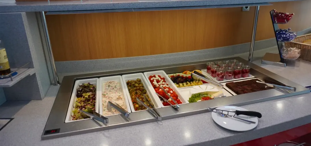 Buffet Scandlines con insalata, antipasti e dessert