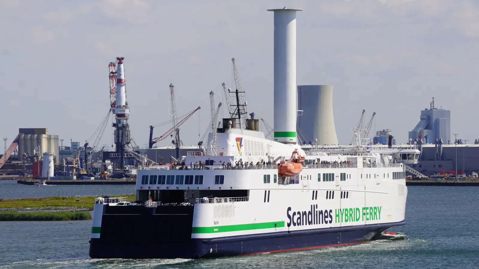Scandlines Il traghetto ibrido Berlino in arrivo al porto di Rostock.