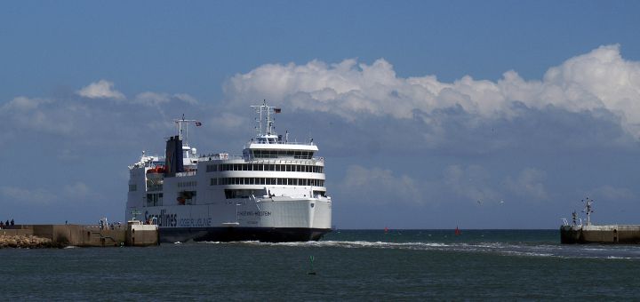 Scandlines Traghetto Lo Schleswig-Holstein lascia il porto di Rödby