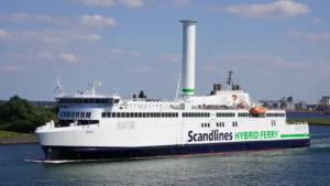 Scandlines Scandlines Il traghetto ibrido Berlin lascia il porto di Rostock per Gedser in Danimarca.