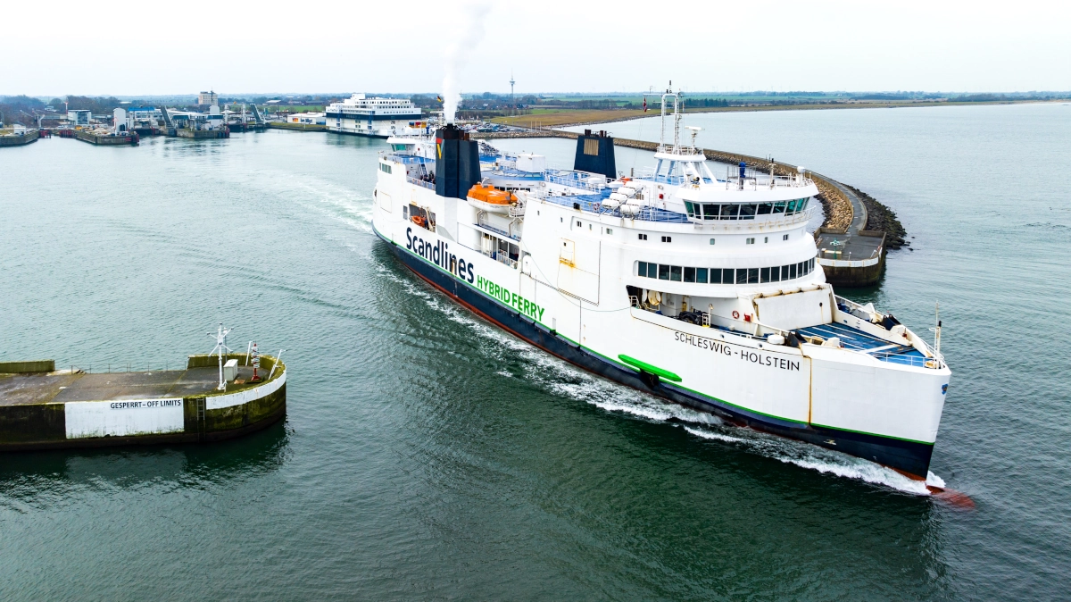 Scandlines Traghetto Lo Schleswig-Holstein lascia Puttgarden