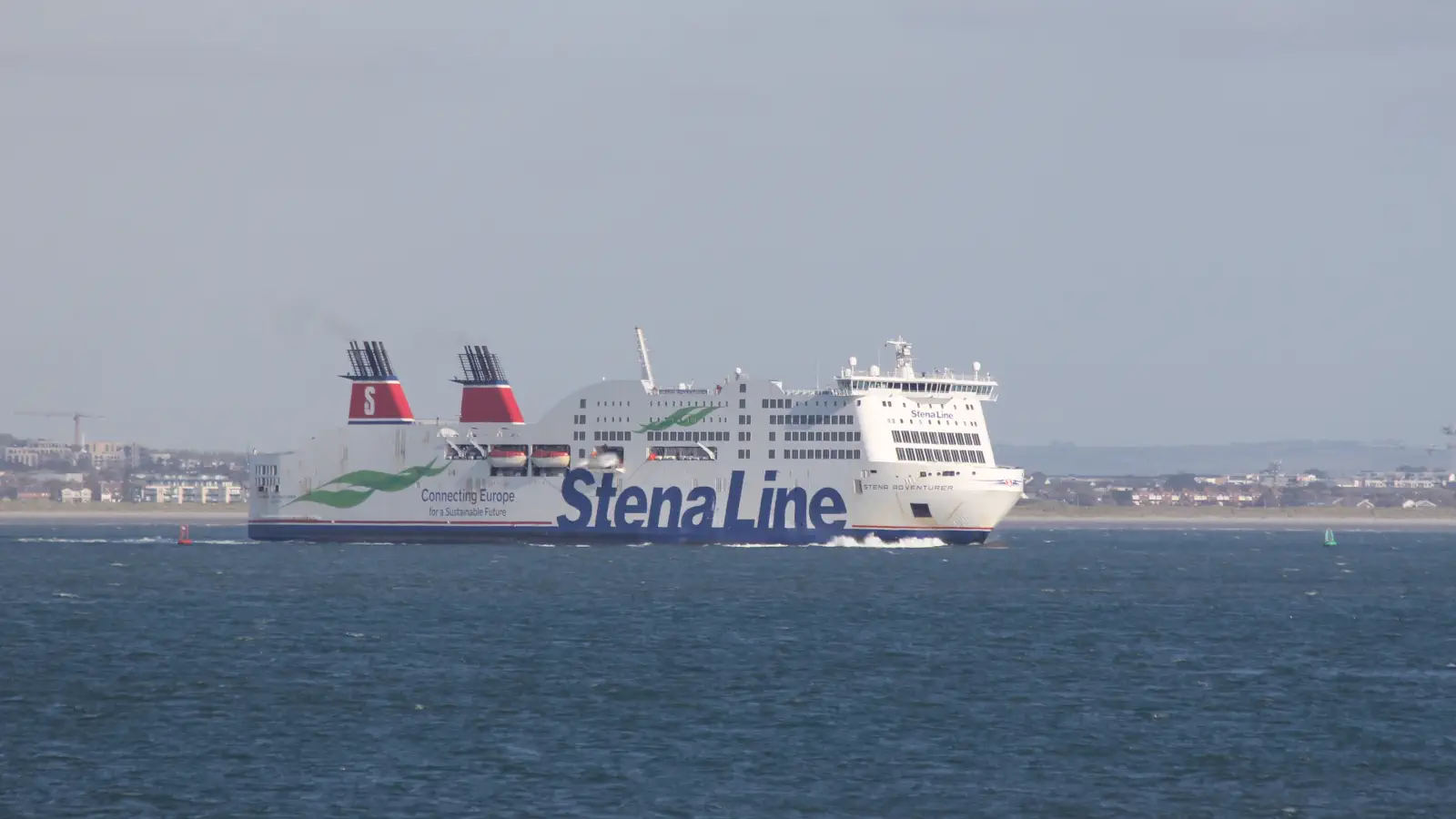 Il traghetto Stena Line Stena Adveturer parte da Dublino a Holyhead.