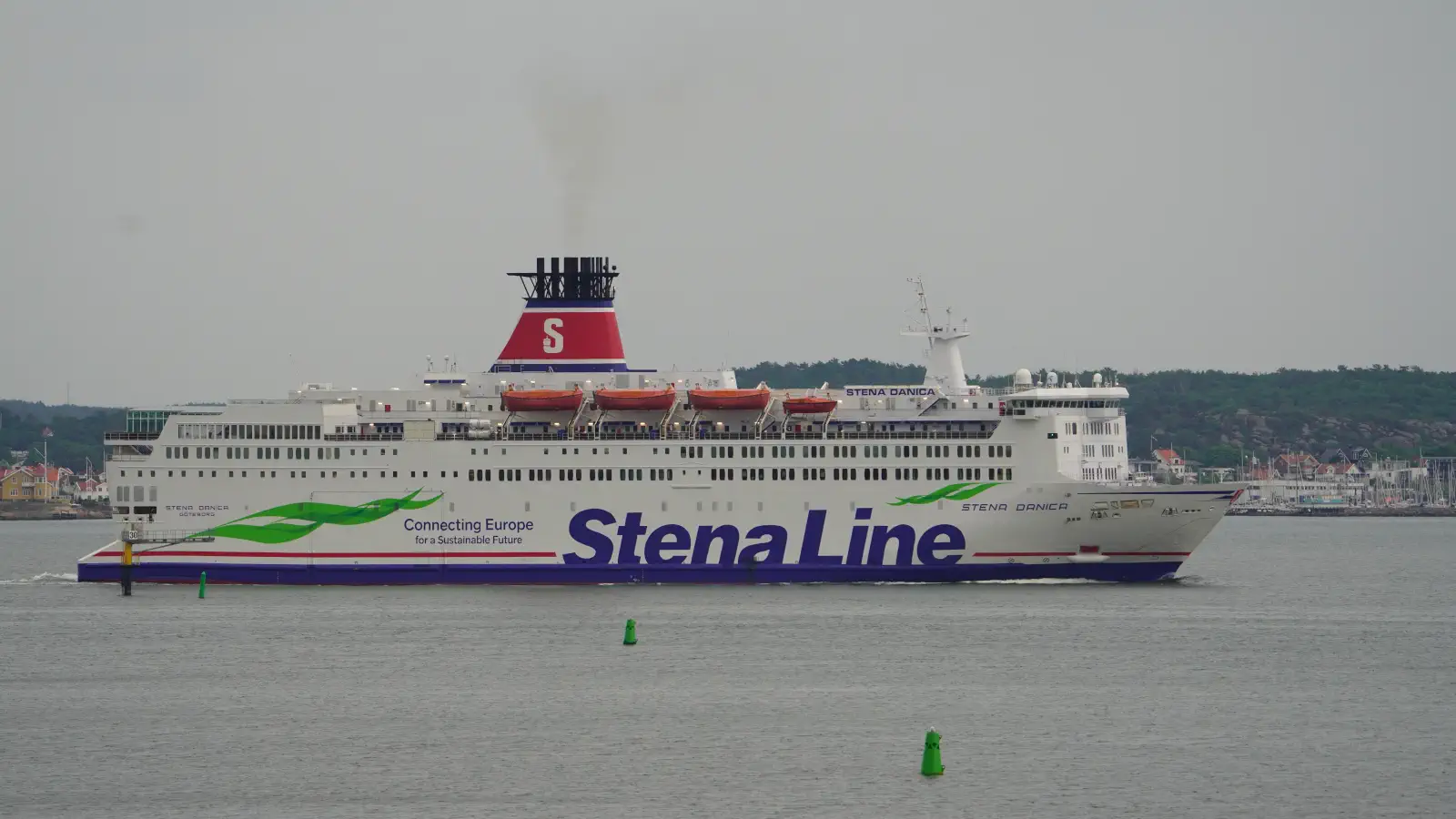 Traghetto Stena Line La Danica lascia il porto di Göteborg e attraversa l'arcipelago.