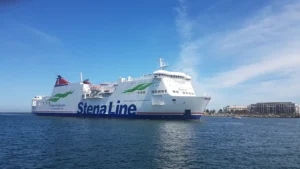Stena Line Traghetto Il Mecklenburg-Vorpommern che entra nel porto di Rostock.